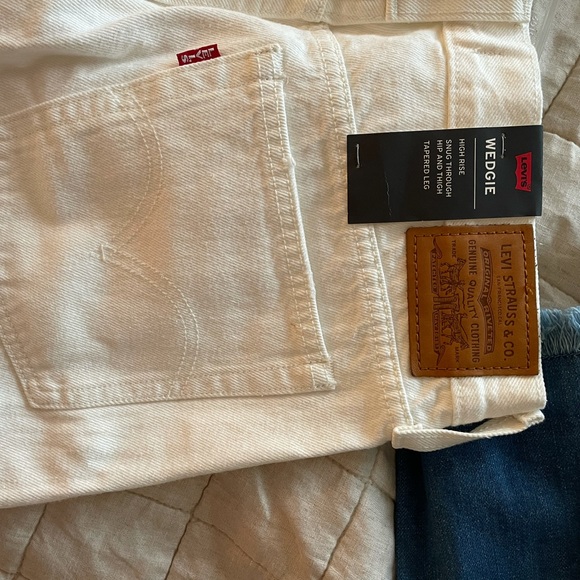Brand new Levi’s Distressed Wedgie Jeans - White - Picture 3 of 5